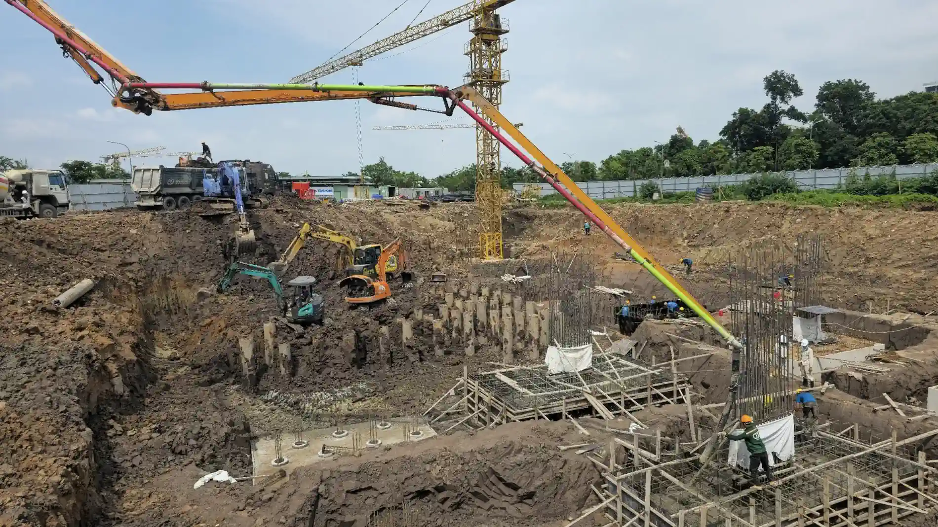 Tiến độ thị công: đang giai đoạn làm nền móng